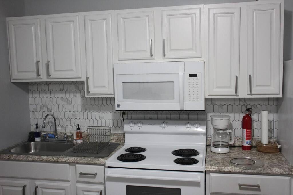 Entire 2-Bed Private Apt - Ewr/Nyc/Outlet Mall Newark Dış mekan fotoğraf